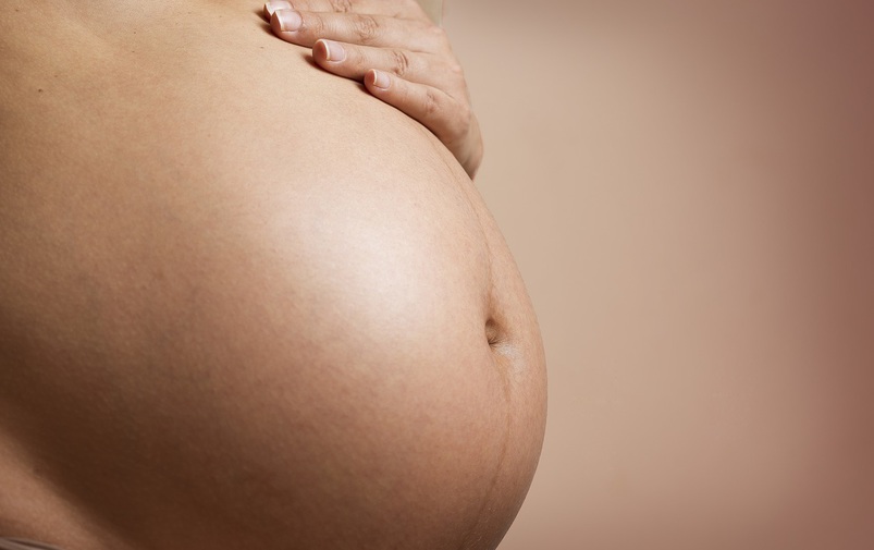 Rozejście kresy białej występuje w ostatnich miesiącach ciąży u większości przyszłych mam.